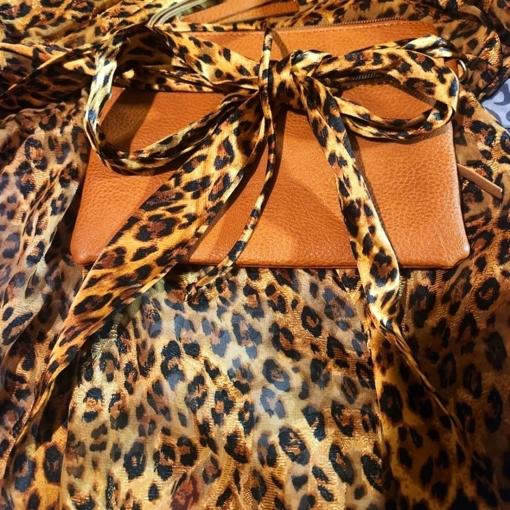 Sheer Leopard Print robe - Picture 3 of 7
